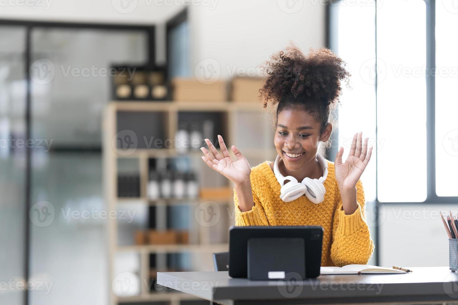 estudiante asiática clase de aprendizaje en línea estudio en línea videollamada profesora de zoom, niña asiática feliz aprende inglés en línea con computadora portátil foto