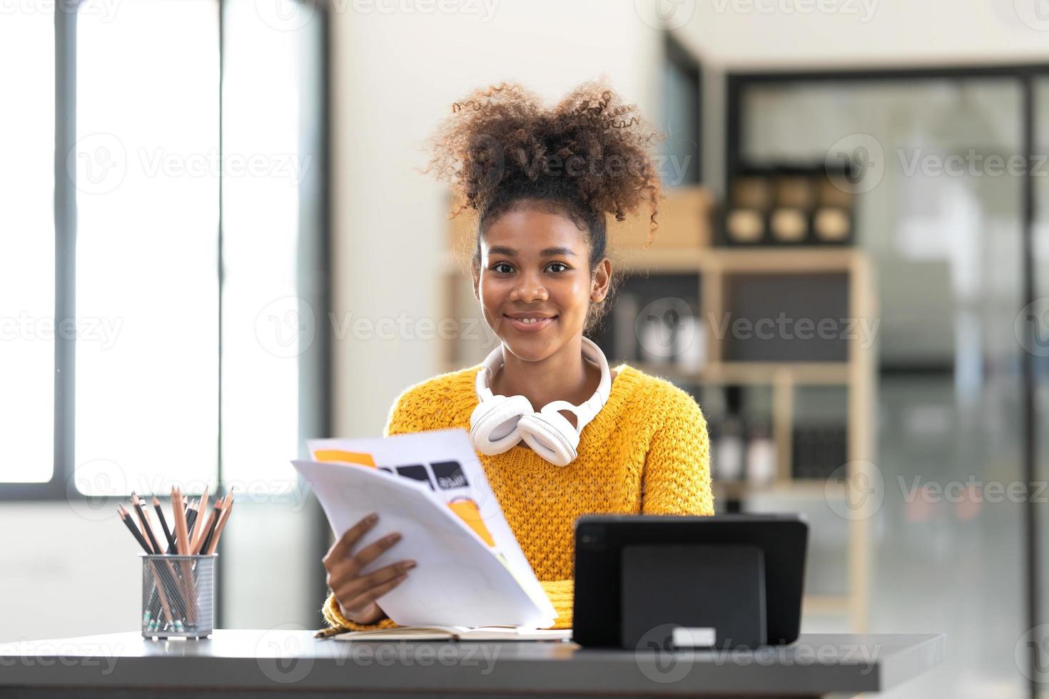 estudiante asiática en línea, clase de aprendizaje, estudio en línea, videollamada, profesor de zoom, niña asiática feliz, aprende inglés en línea con una computadora portátil. foto