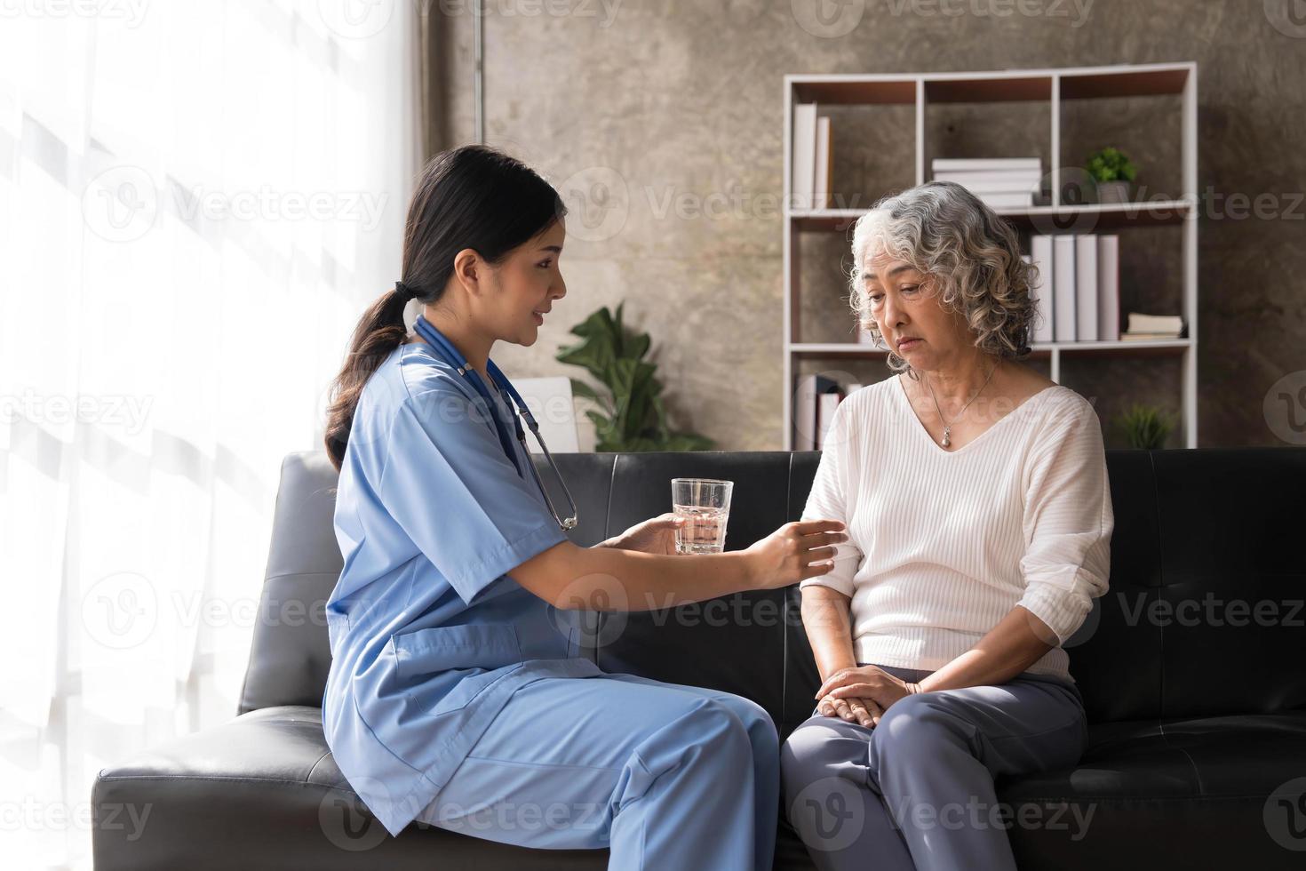 trabajador de la salud o cuidador de enfermería dando pastillas, mostrando un medicamento recetado a una mujer mayor. concepto de salud de ancianos foto