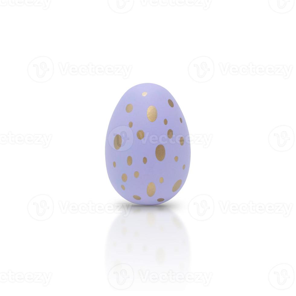 Felices Pascuas. hermoso huevo morado con un patrón diferente aislado en un fondo blanco. foto