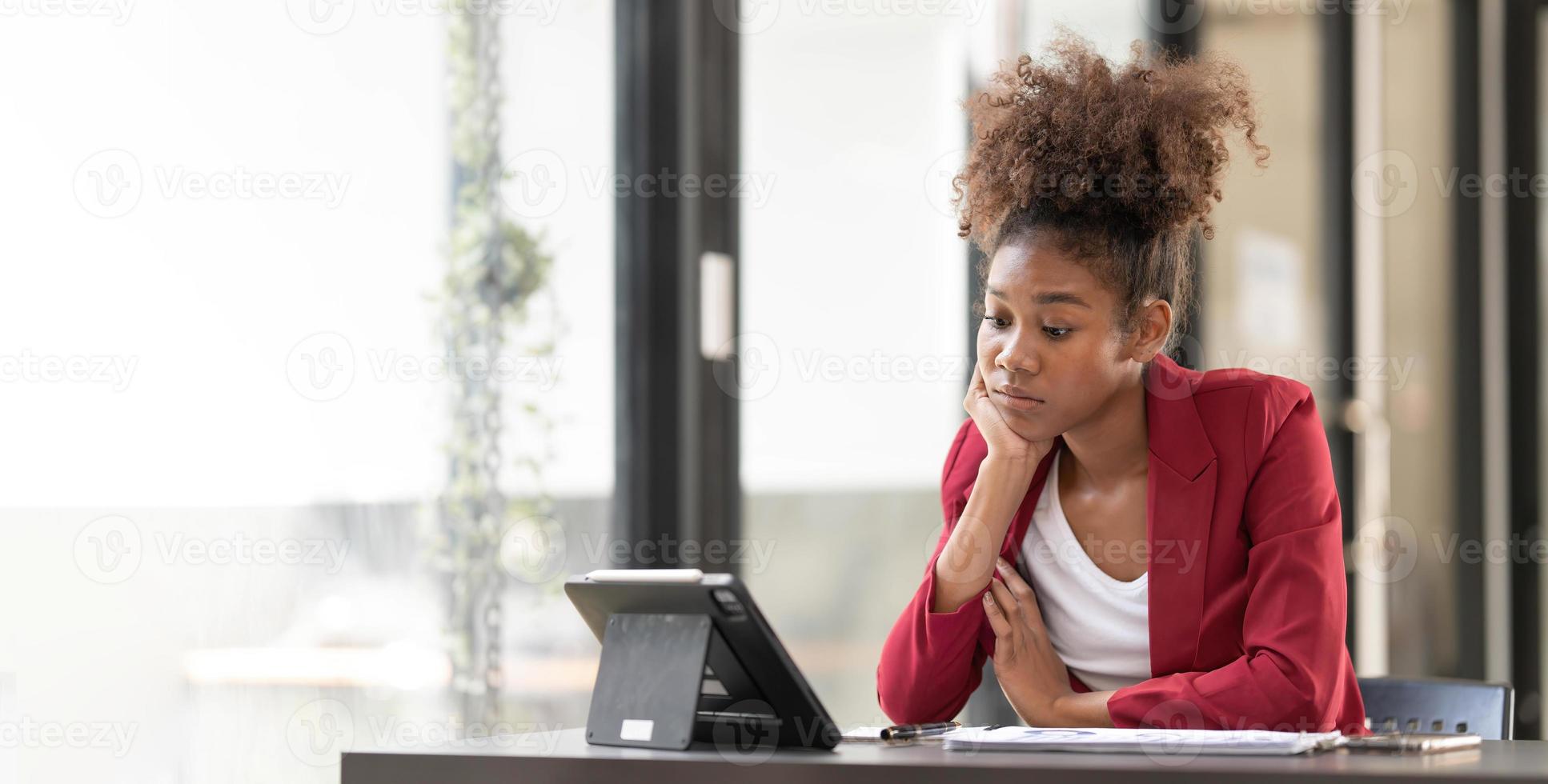 frustrada mujer enojada confundida por un problema informático, enojada mujer de negocios se siente indignada por el accidente de la computadora portátil, malas noticias en línea o video repugnante en la web, estudiante estresada mirando una computadora portátil rota foto