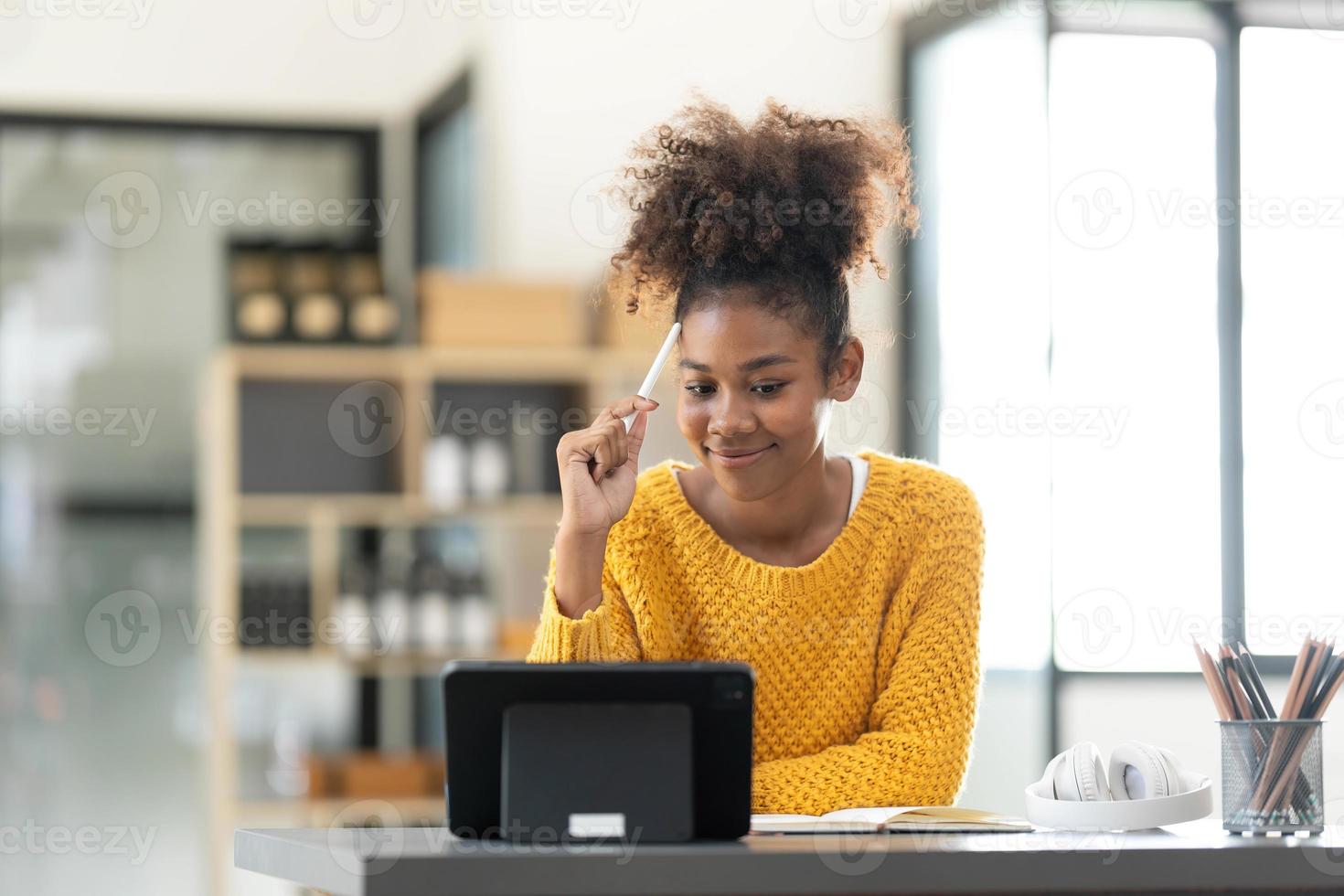 estudiante asiática clase de aprendizaje en línea estudio en línea videollamada profesora de zoom, niña asiática feliz aprende inglés en línea con computadora portátil foto