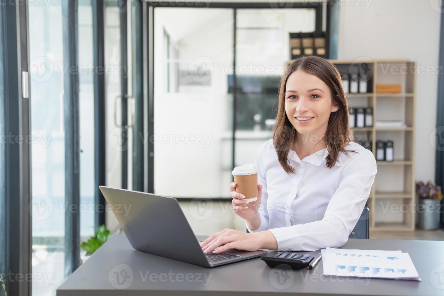 marketing, finanzas, contabilidad, planificación, mujeres de negocios analizan los resultados y ganancias de la empresa con estadísticas gráficas. use una computadora portátil y una calculadora para calcular el saldo de la empresa. foto