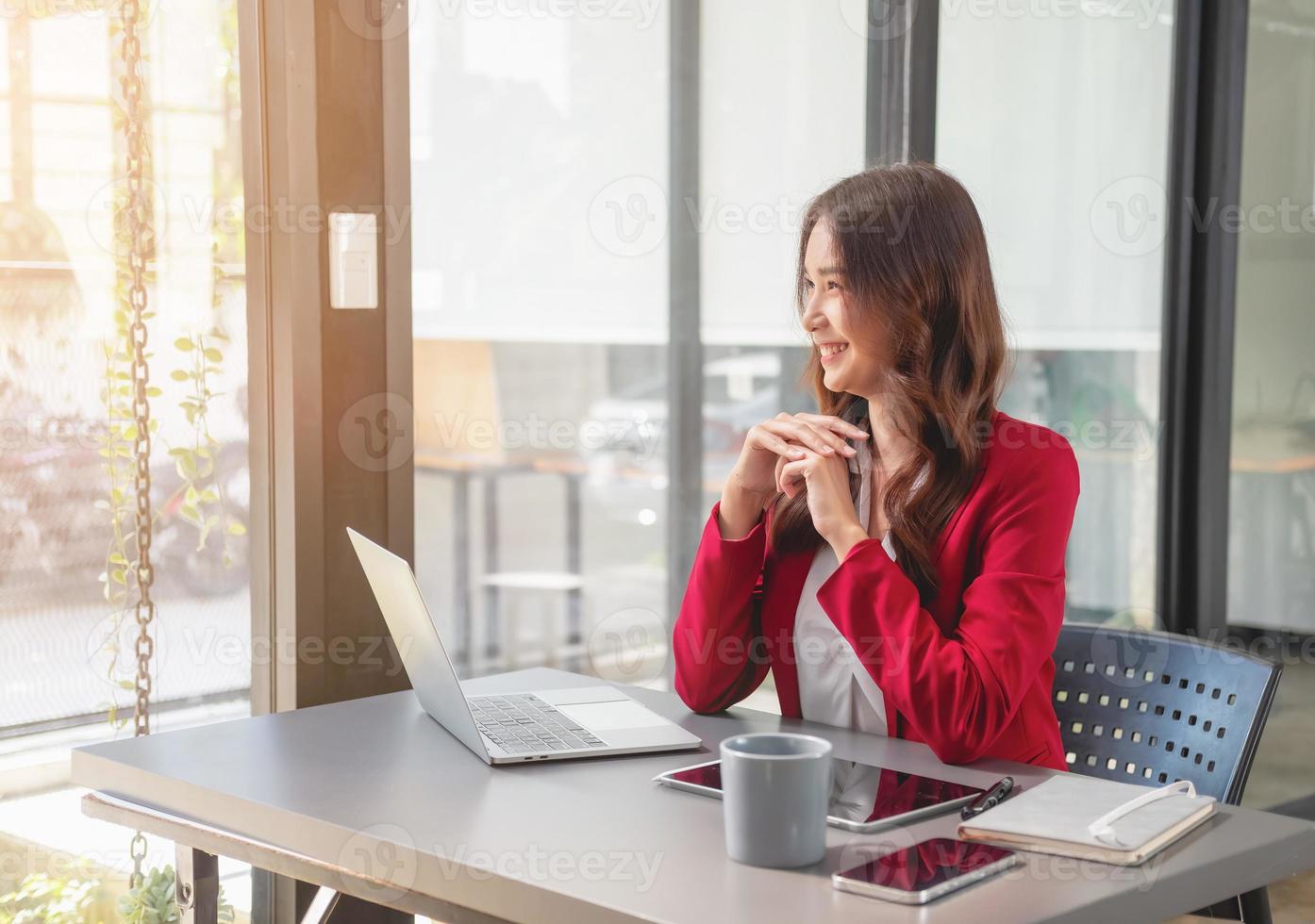 marketing, finanzas, contabilidad, planificación, mujeres de negocios analizan los resultados y ganancias de la empresa con estadísticas gráficas. use una computadora portátil y una calculadora para calcular el saldo de la empresa. foto