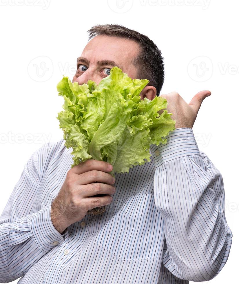 hombre sujetando lechuga aislado en blanco foto