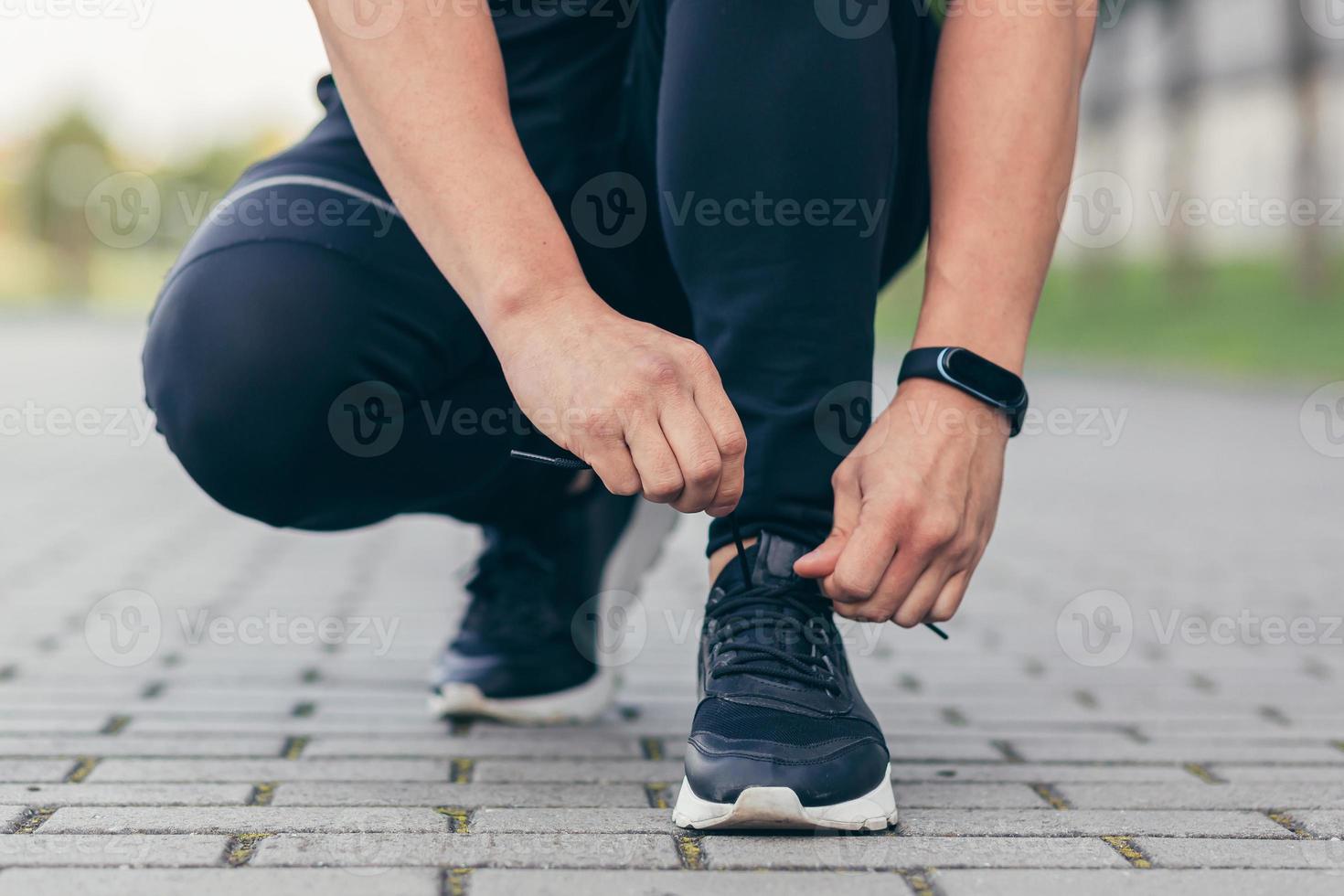 sneaker that ties itself