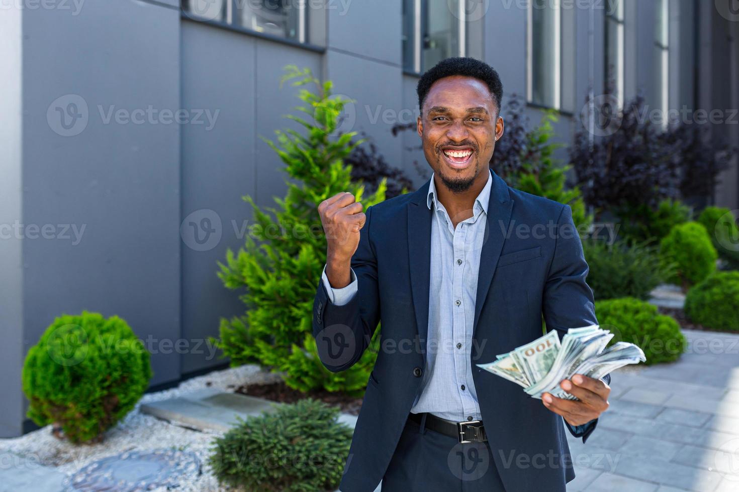 feliz y exitoso hombre de negocios afroamericano cuenta, ondea, lanza, presume foto