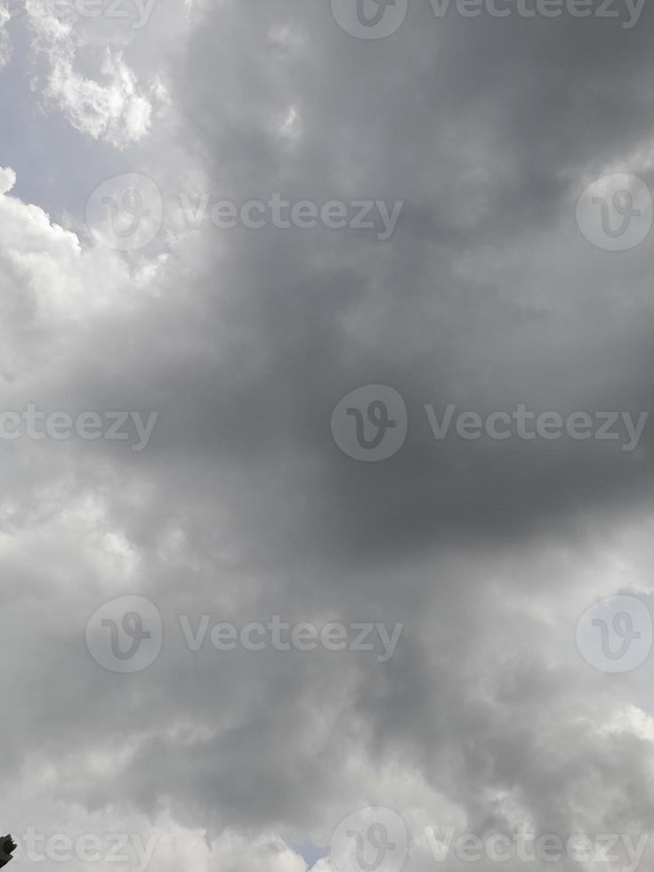 cielo oscuro con nubes durante el día en la isla de lombok, indonesia foto