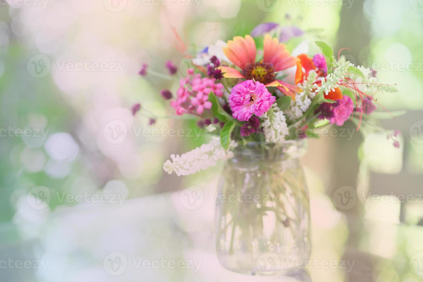 buenos días con ramo de flores en la mesa foto