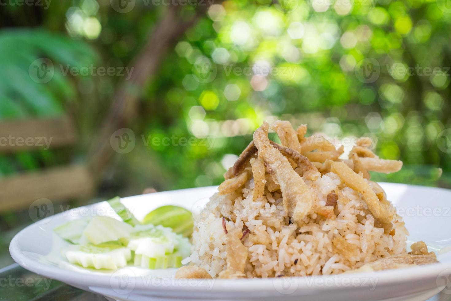 arroz frito, chicharrón, comida de estilo tailandés foto