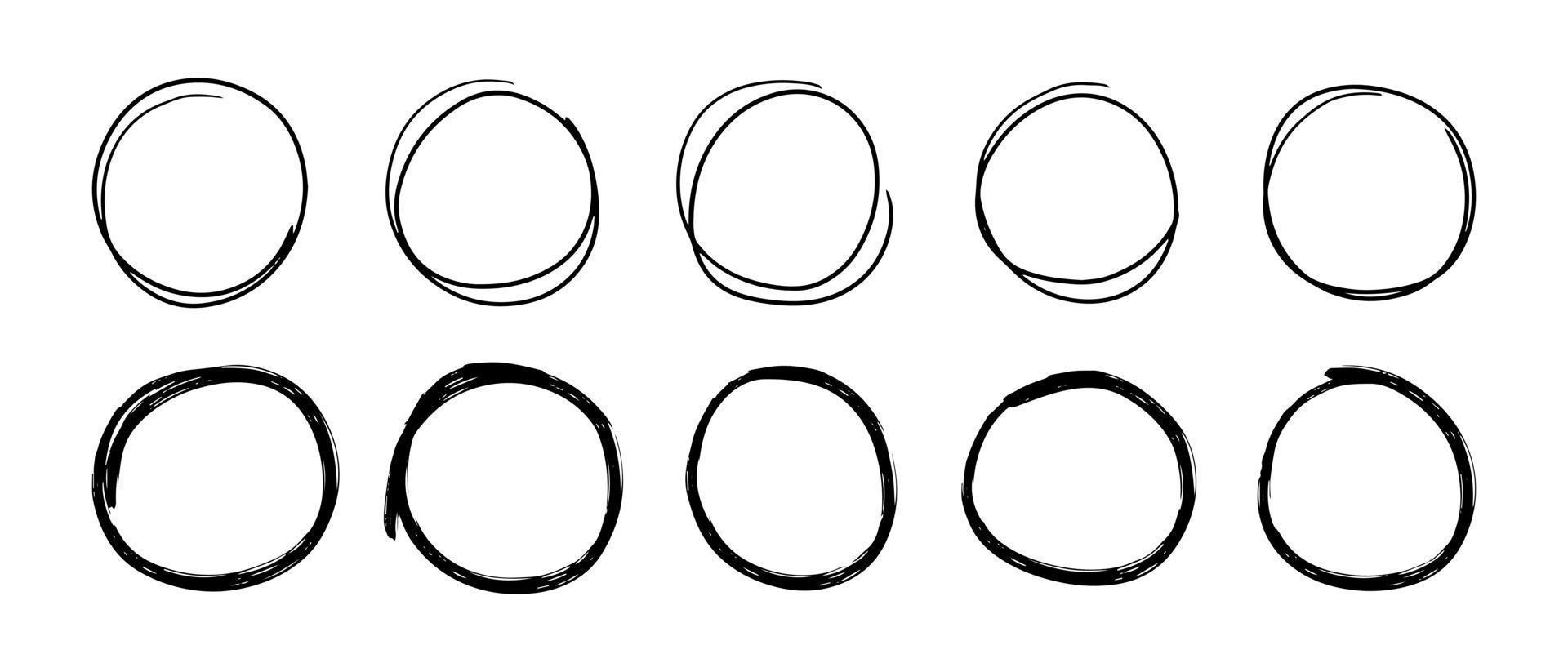 super conjunto de líneas de círculos boceto dibujado a mano. círculos de garabatos para elementos de diseño vector