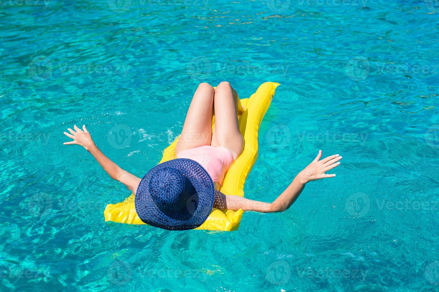 mujer relajándose en un colchón inflable en el mar claro foto