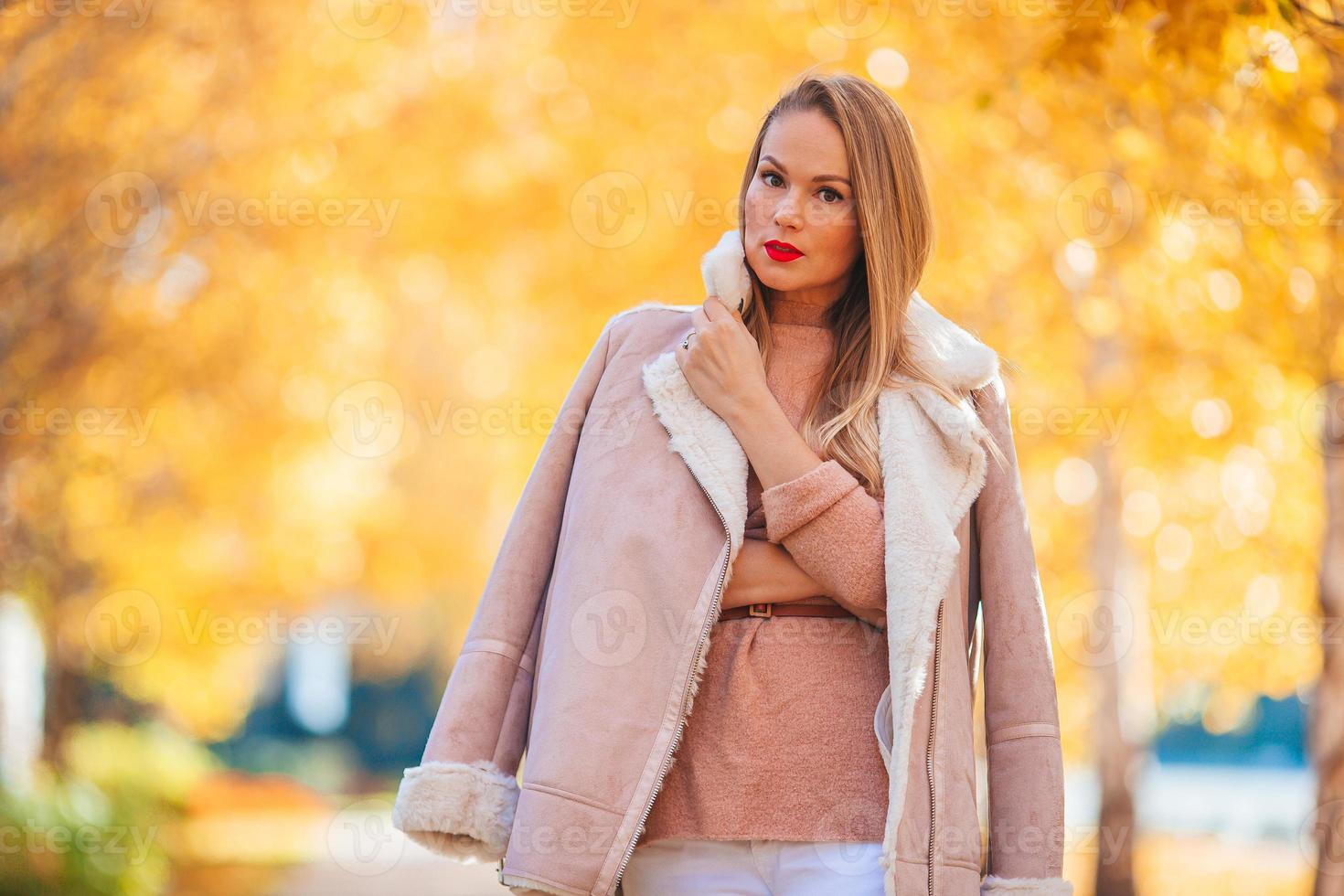 hermosa mujer en el parque de otoño bajo el follaje de otoño foto