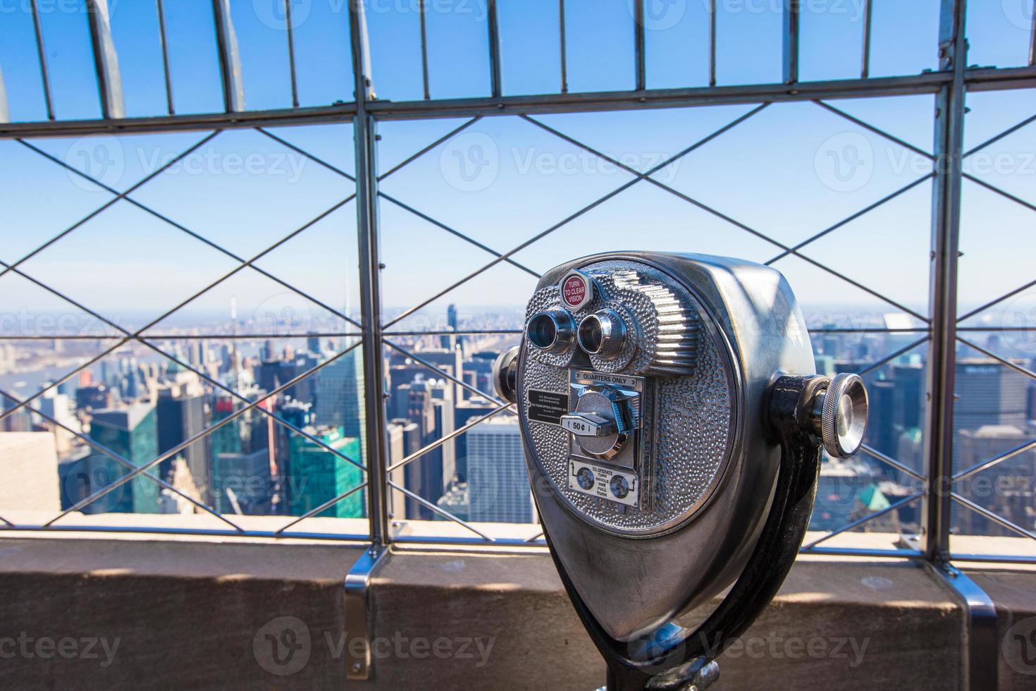 telescopio público apuntado a los edificios de manhattan foto