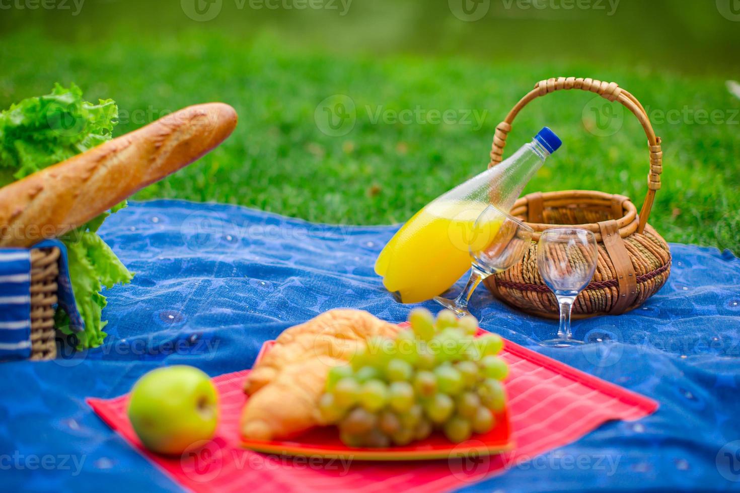 cesta con uvas y dos copas de vino blanco foto