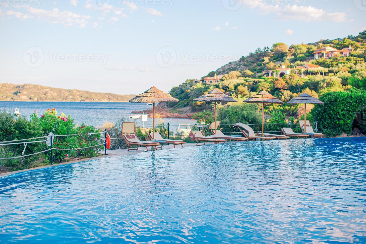 hermoso paisaje de lujo alrededor de la piscina en el complejo hotelero foto