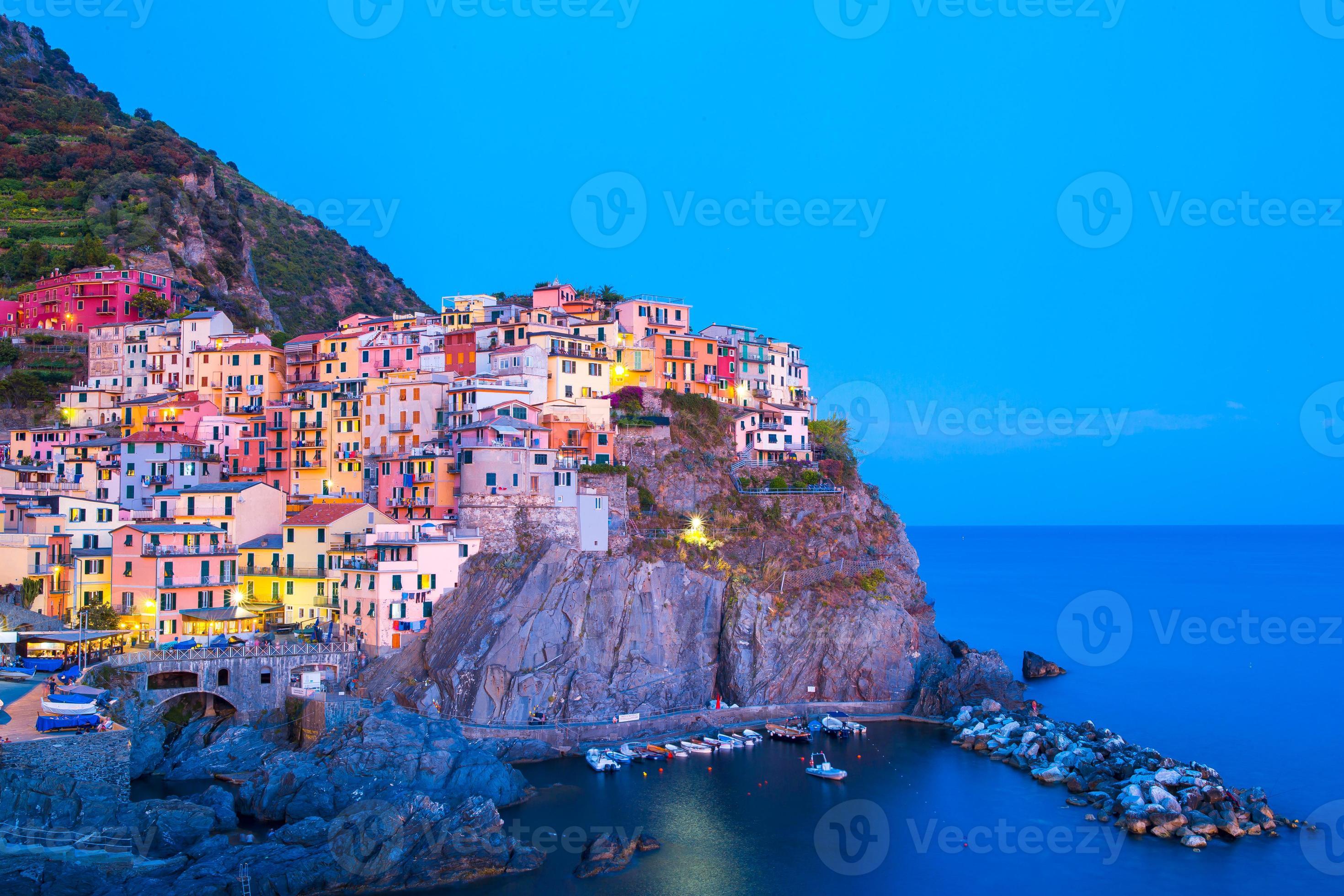 vista sobre la arquitectura de la ciudad de manarola a la luz del