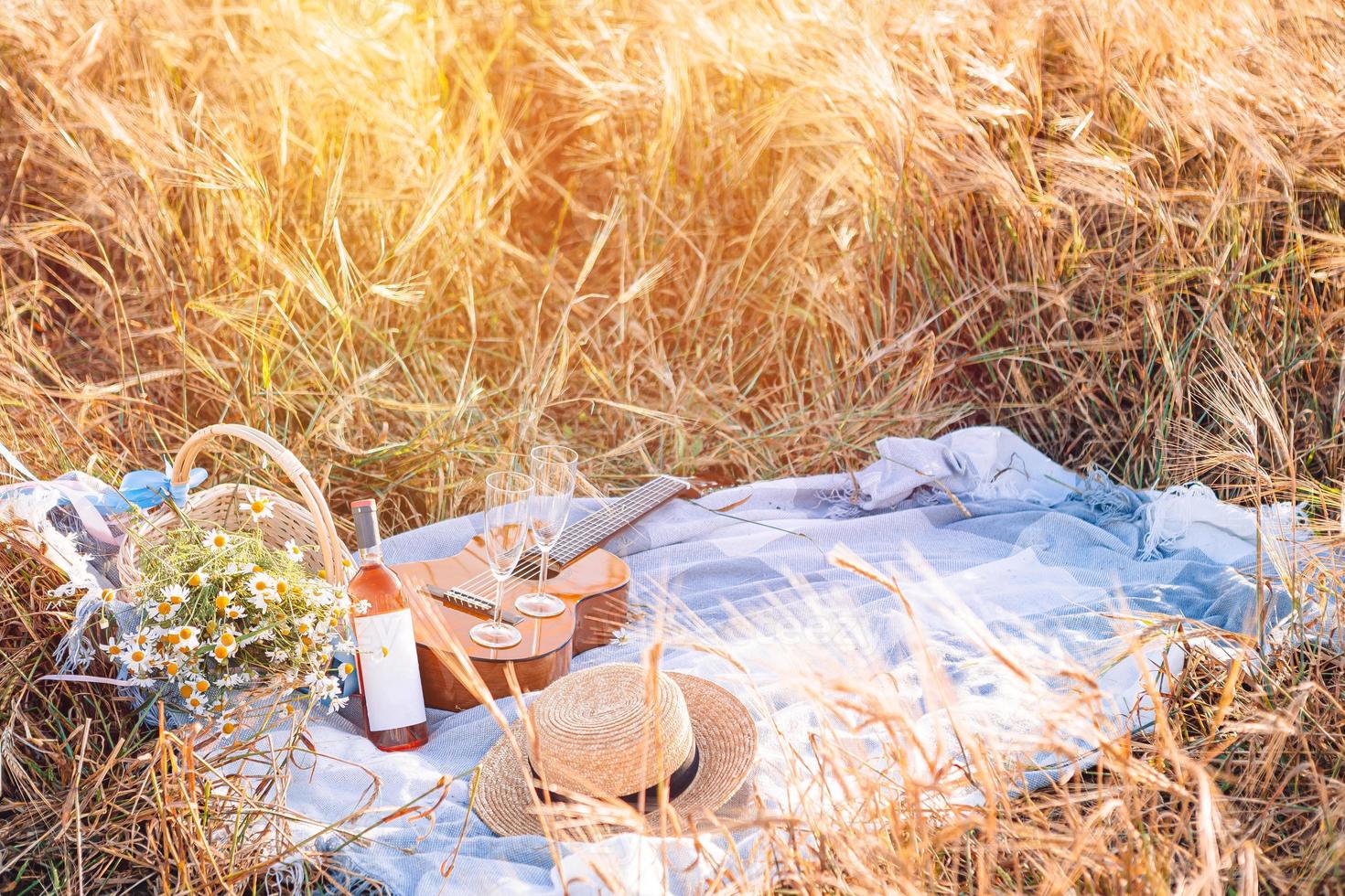 primer plano de un picnic en la naturaleza en el campo de trigo. foto