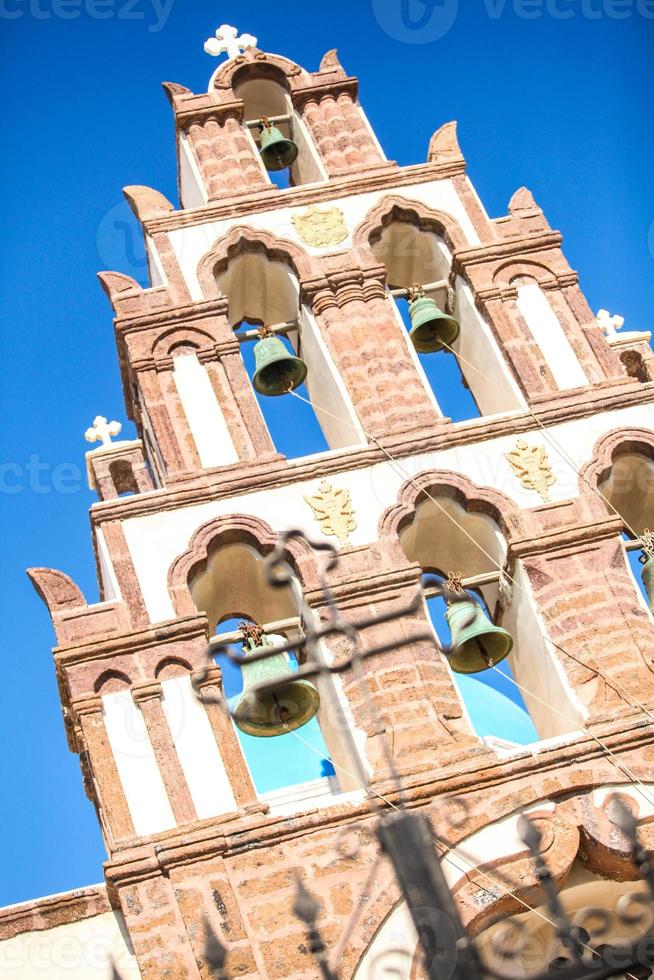 Cerca de campanas en una iglesia en Emporio Village en Santorini foto