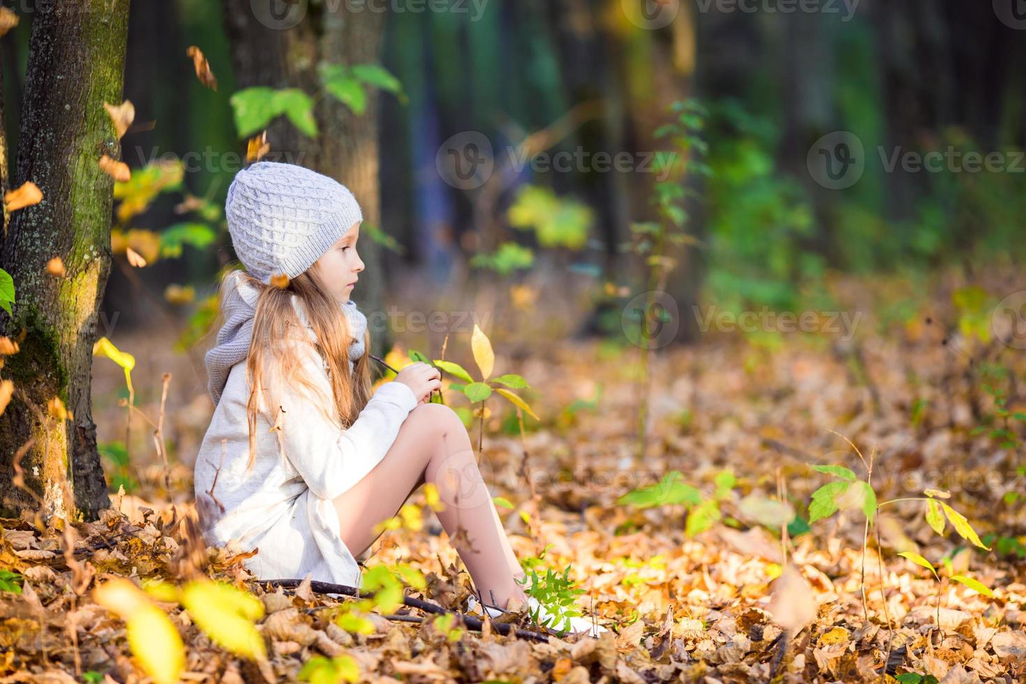 adorable niña al aire libre en el hermoso día de otoño foto