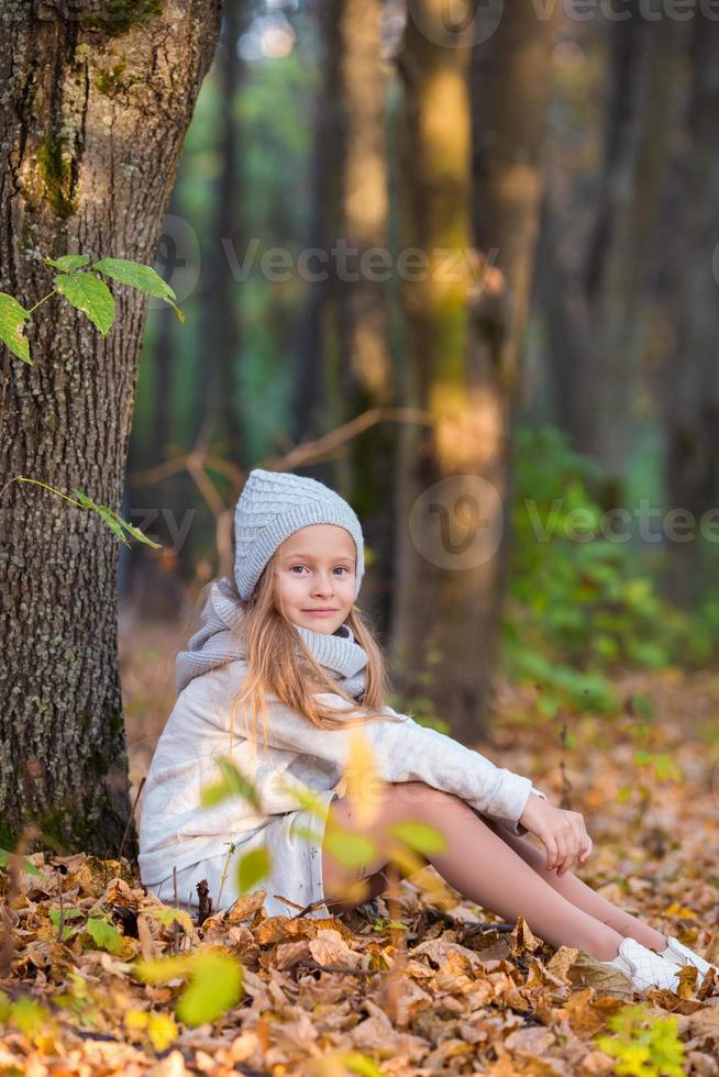 adorable niña al aire libre en el hermoso día de otoño foto