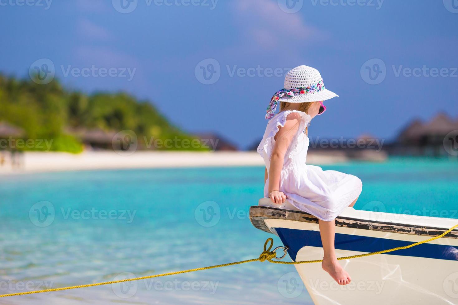 adorable niña sonriente feliz en vacaciones en la playa foto