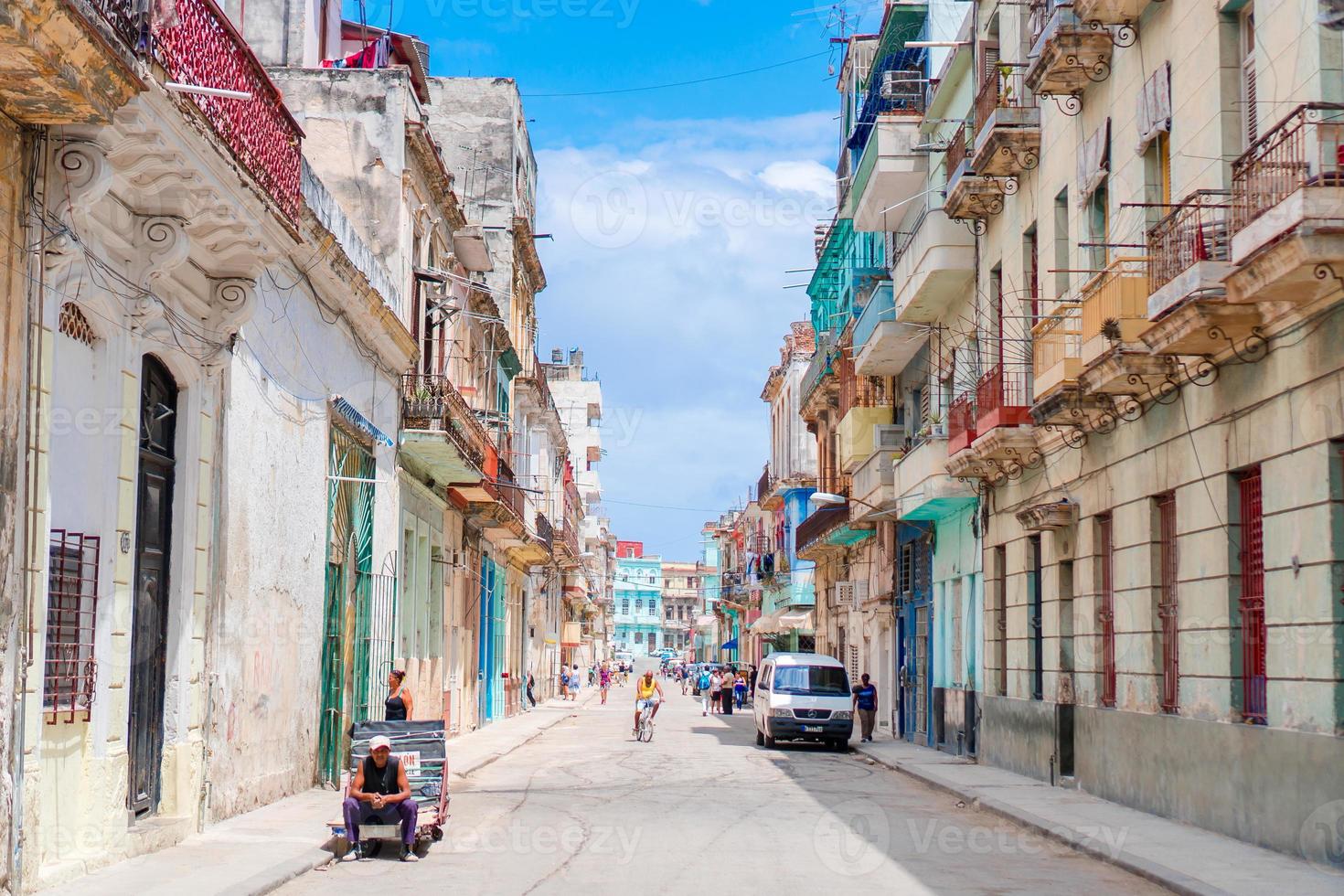 vista auténtica de una calle de la habana vieja con edificios y autos antiguos foto