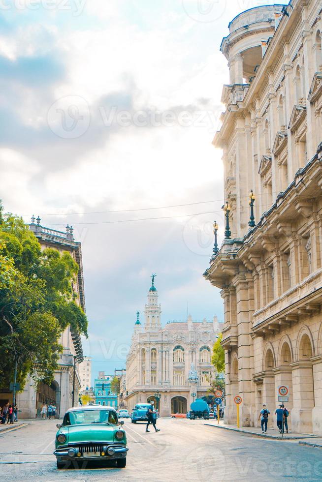 vista de una calle de la habana vieja con un viejo auto americano vintage foto