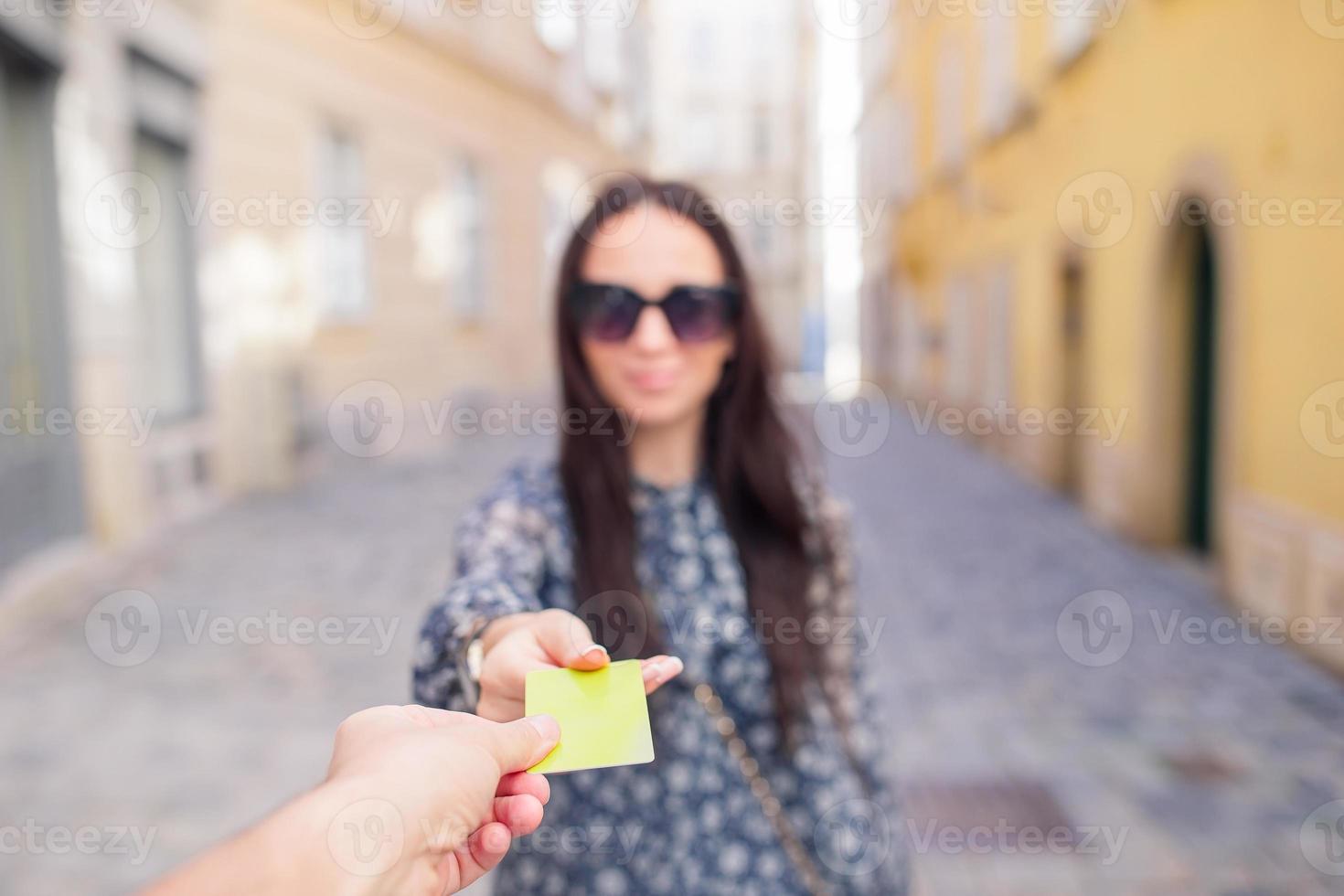 primer plano de una mujer que pasa una tarjeta de crédito de pago. foto