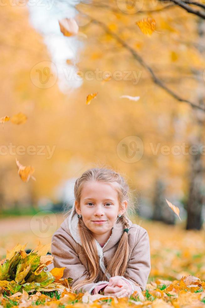 adorable niña en el hermoso día de otoño al aire libre foto