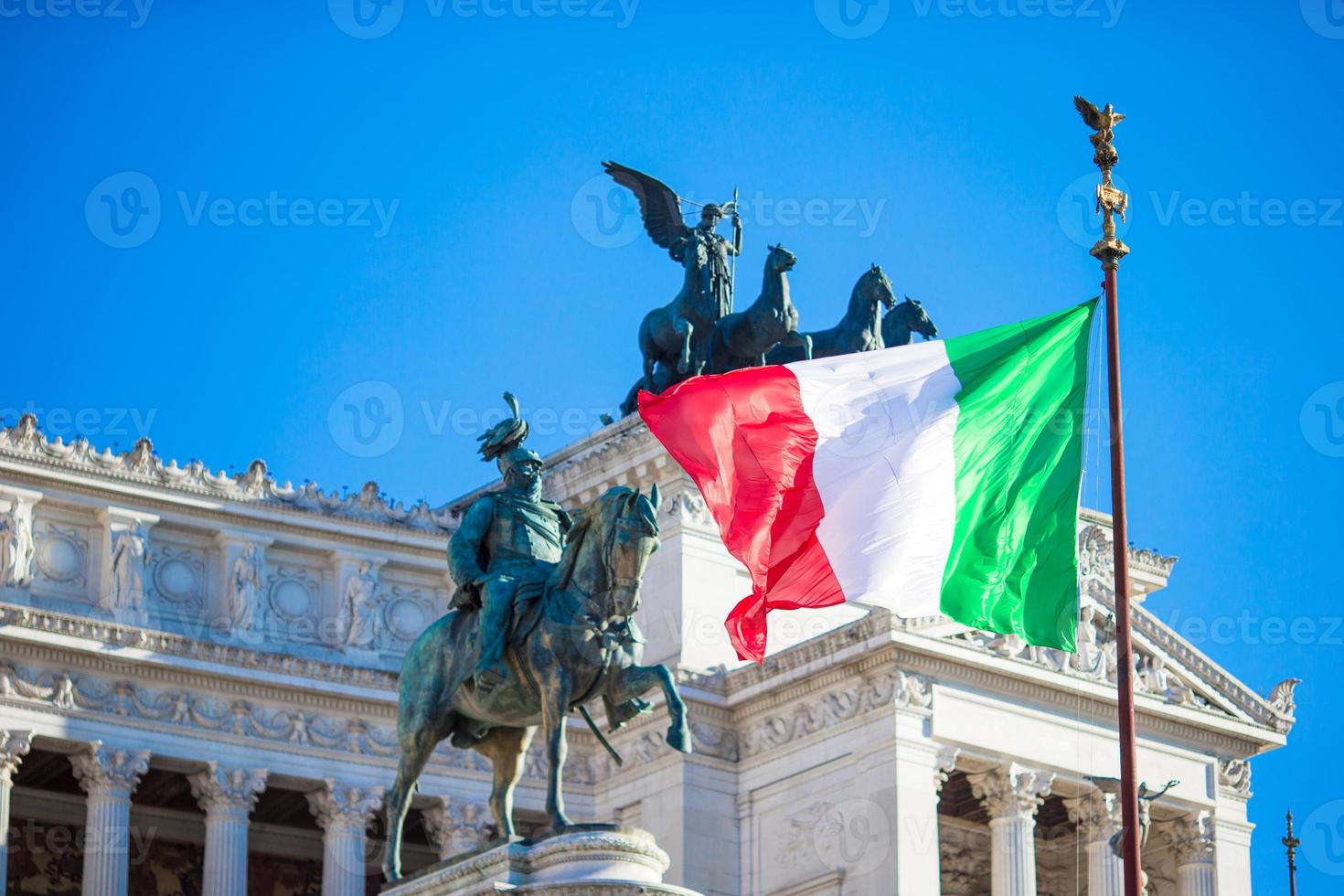 famoso vittoriano con la gigantesca estatua ecuestre del rey vittorio emanuele ii en roma foto