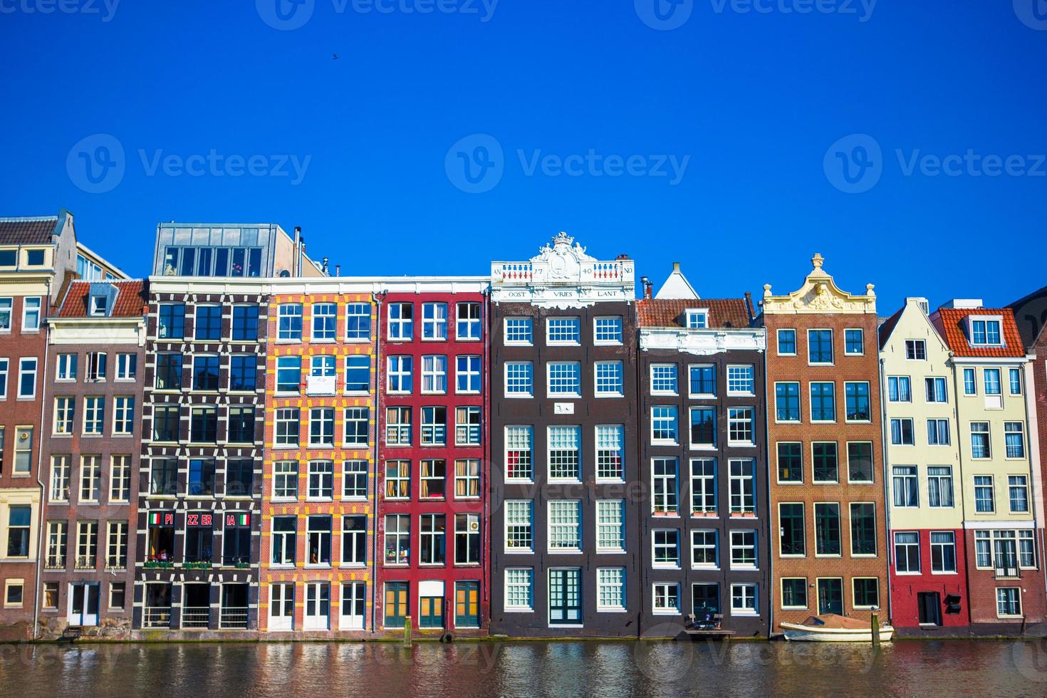 casas medievales holandesas tradicionales en amsterdam, capital de holanda foto
