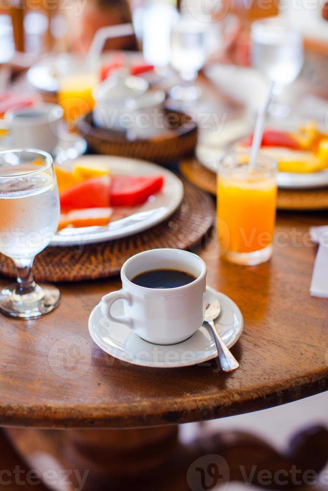 delicioso café sabroso y jugo fresco para el desayuno en la cafetería al aire libre foto