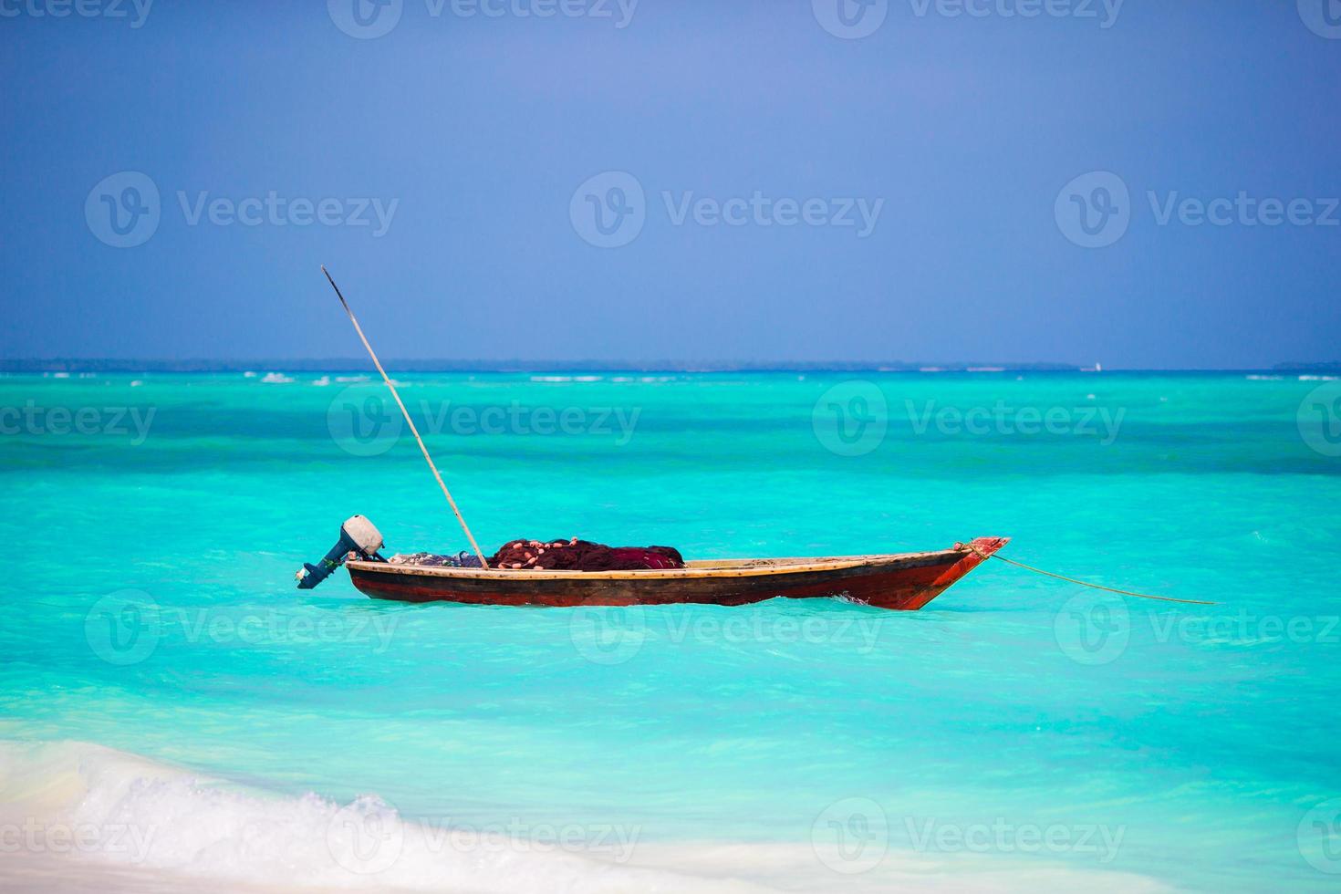 antiguo dhow de madera en el océano índico cerca de zanzíbar foto