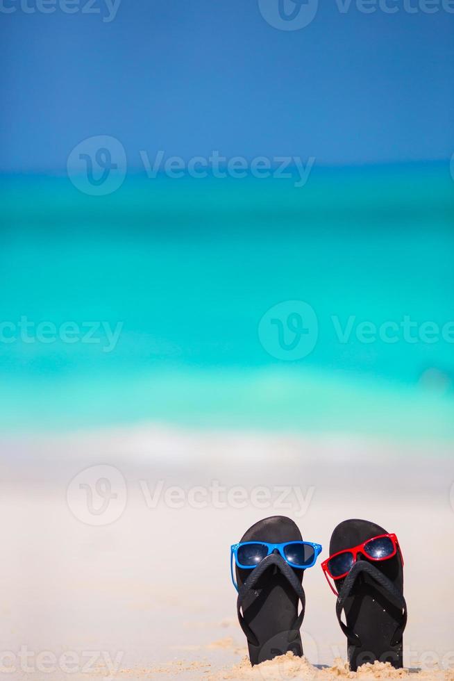 Adorable niña en la playa durante las vacaciones de verano foto