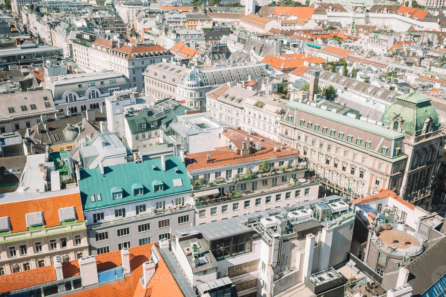 vista desde st. la catedral de stephen sobre la plaza stephansplatz en viena, capital de austria en un día soleado foto