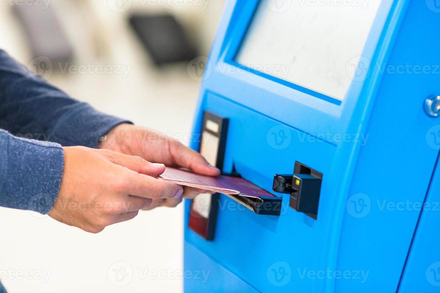 pasaporte de primer plano haciendo el check-in para el vuelo o comprando boletos de avión en el aeropuerto foto