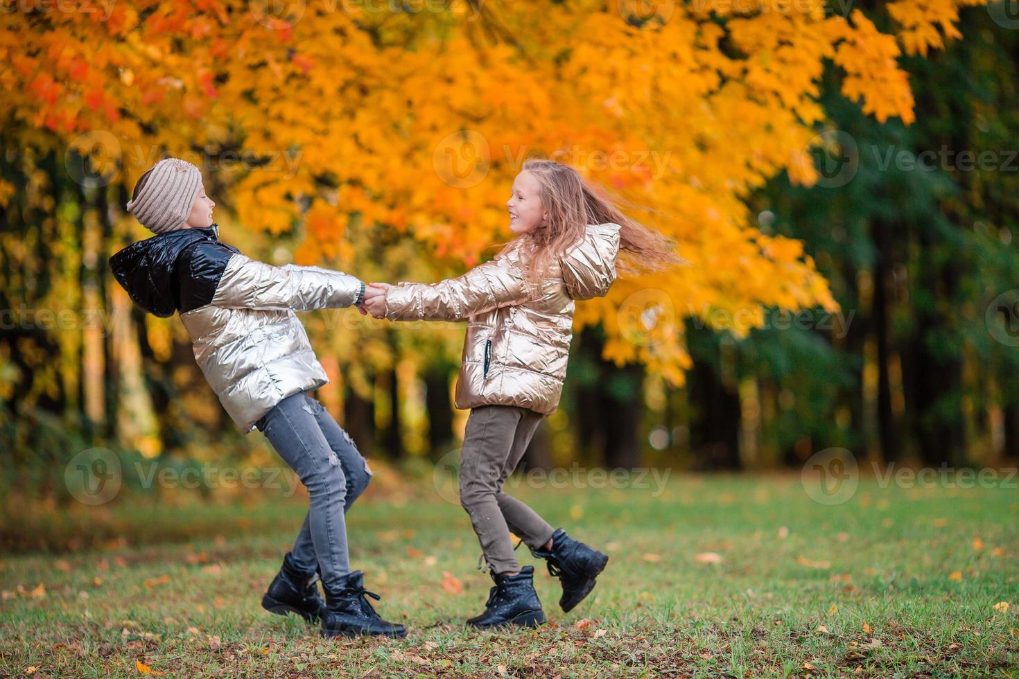 niñas adorables en el cálido y soleado día de otoño al aire libre foto