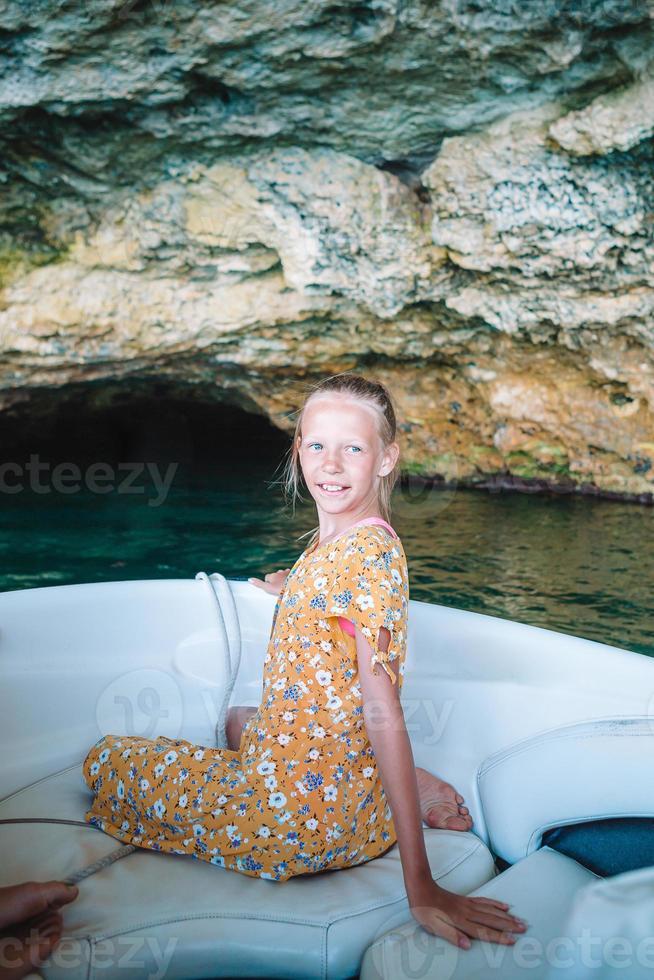 niña navegando en barco en mar abierto claro foto