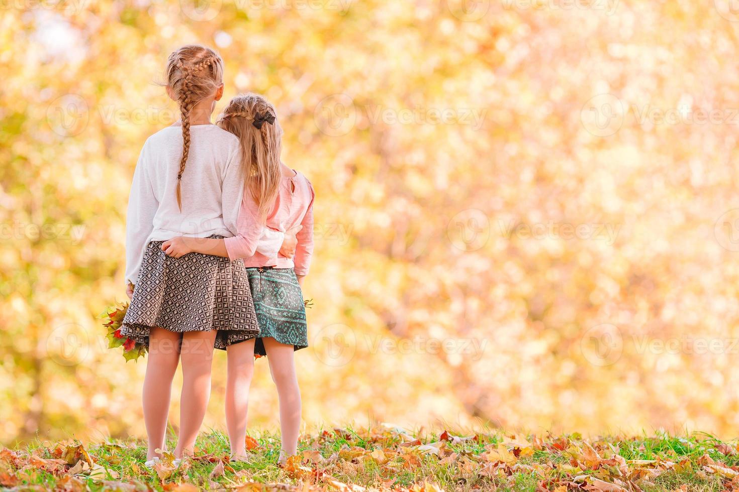 niñas adorables al aire libre en el cálido y soleado día de otoño foto