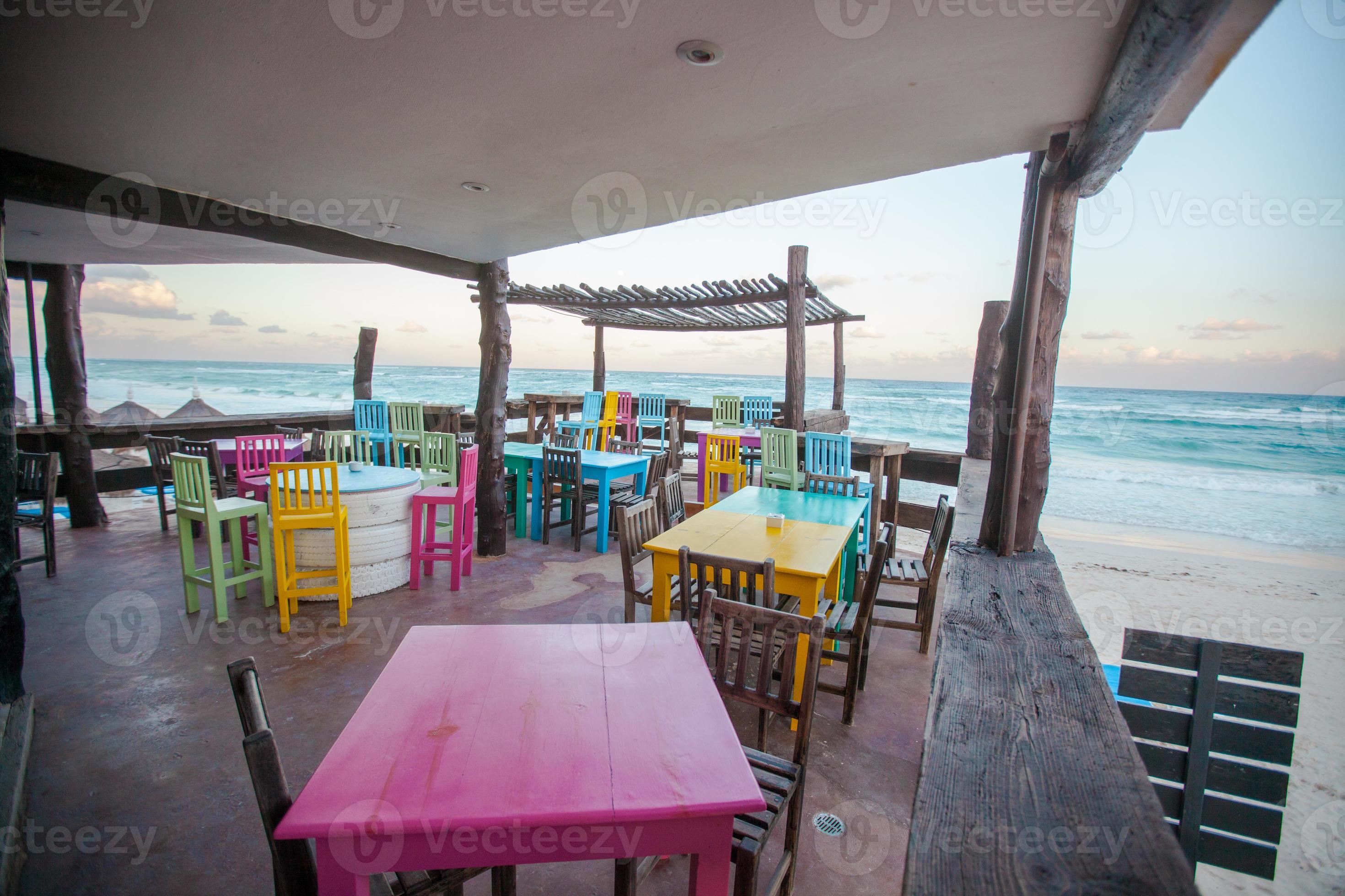 bar-restaurante de colores brillantes en la playa de arena blanca en