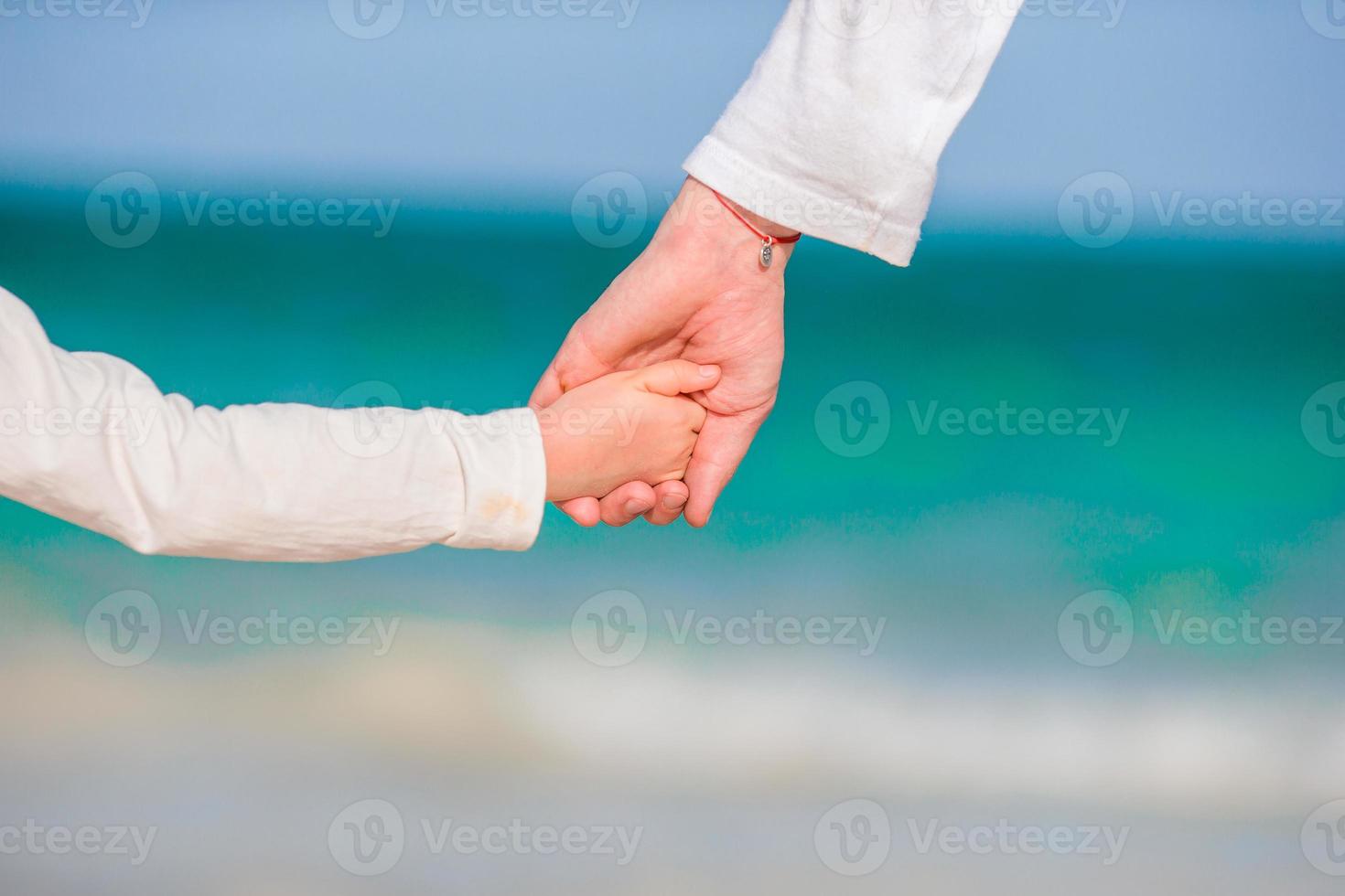 niña y papá feliz divirtiéndose durante las vacaciones en la playa foto