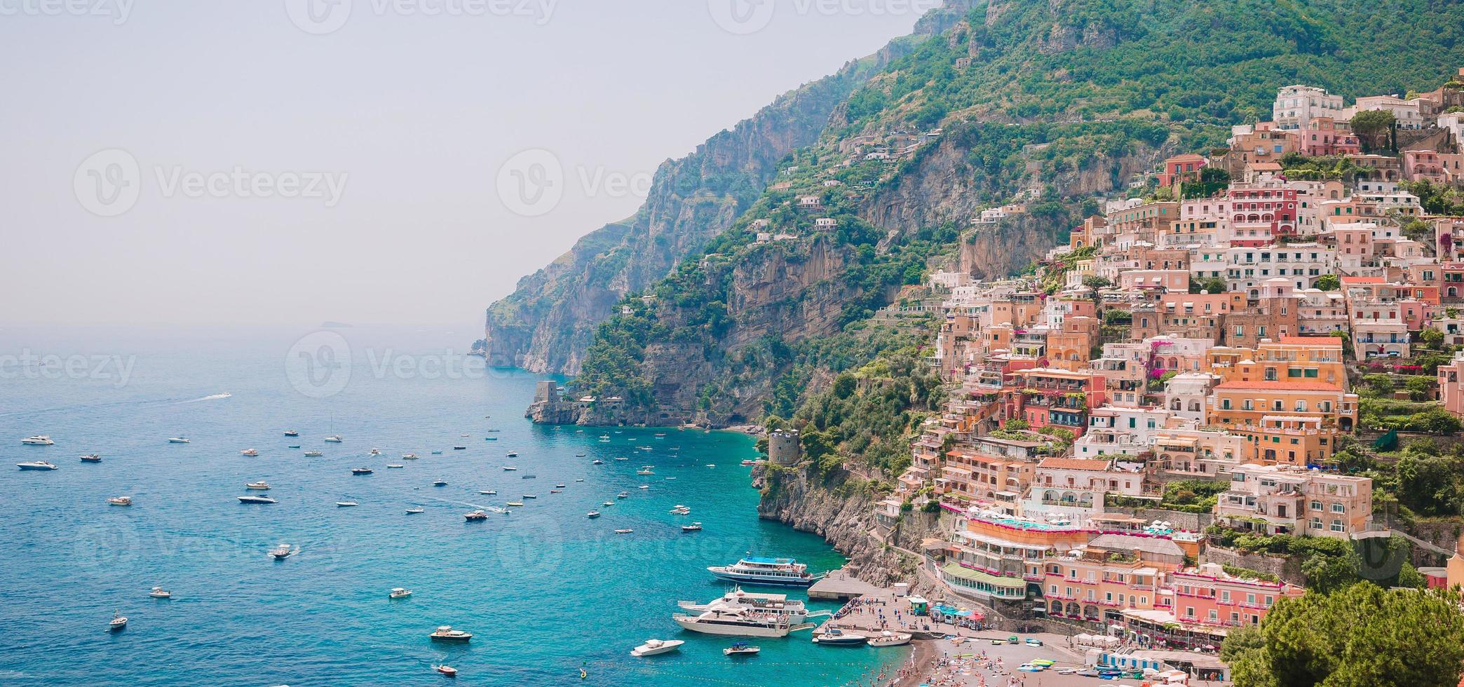 hermosos pueblos costeros de italia - pintoresco positano en la costa de amalfi foto