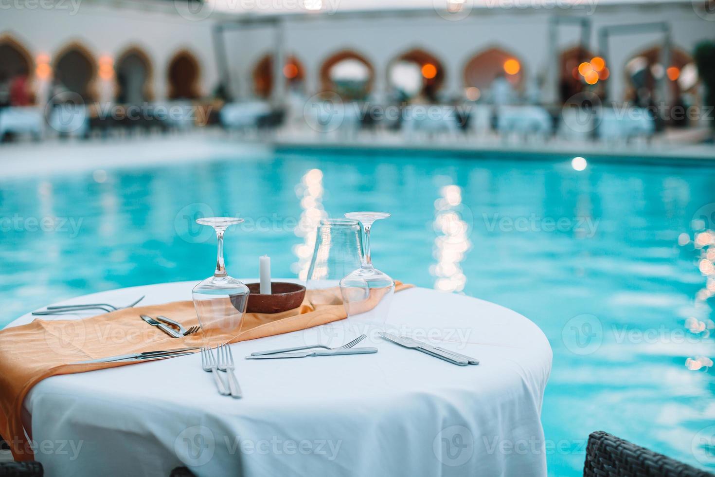 restaurante de lujo al aire libre vacío de verano en un hotel exótico foto