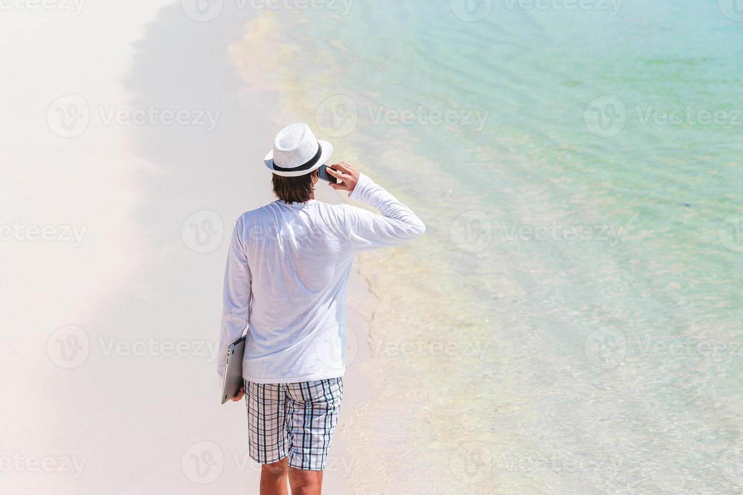 joven en una playa tropical cerca de la villa acuática foto