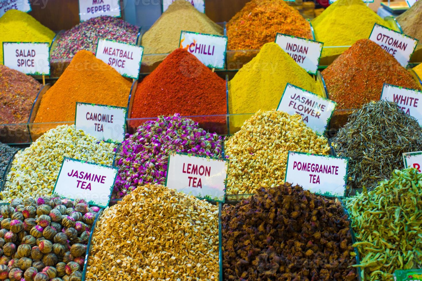 diferentes tipos de té en el bazar egipcio en estambul foto