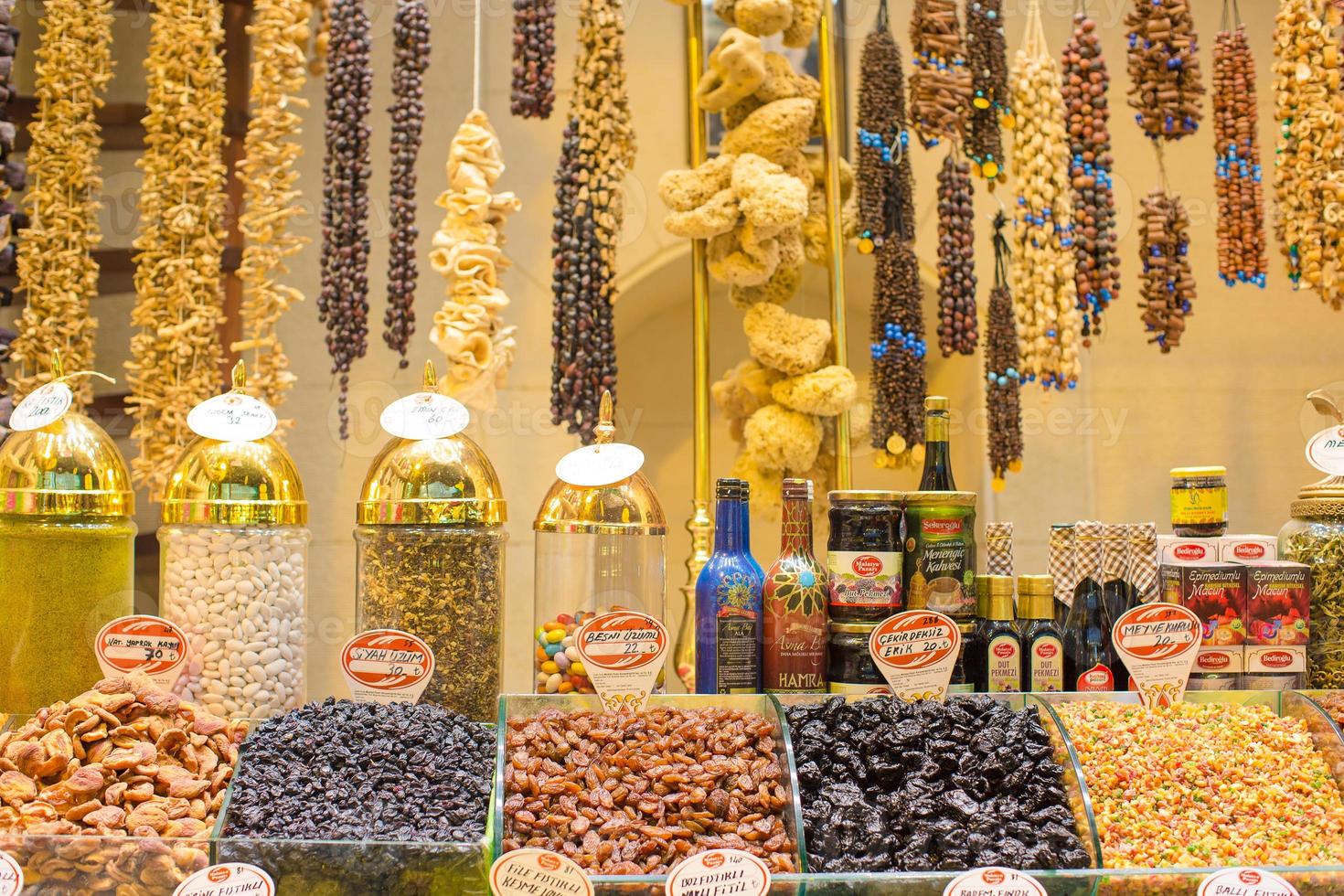 Dulces tradicionales turcos en el bazar egipcio de Estambul foto