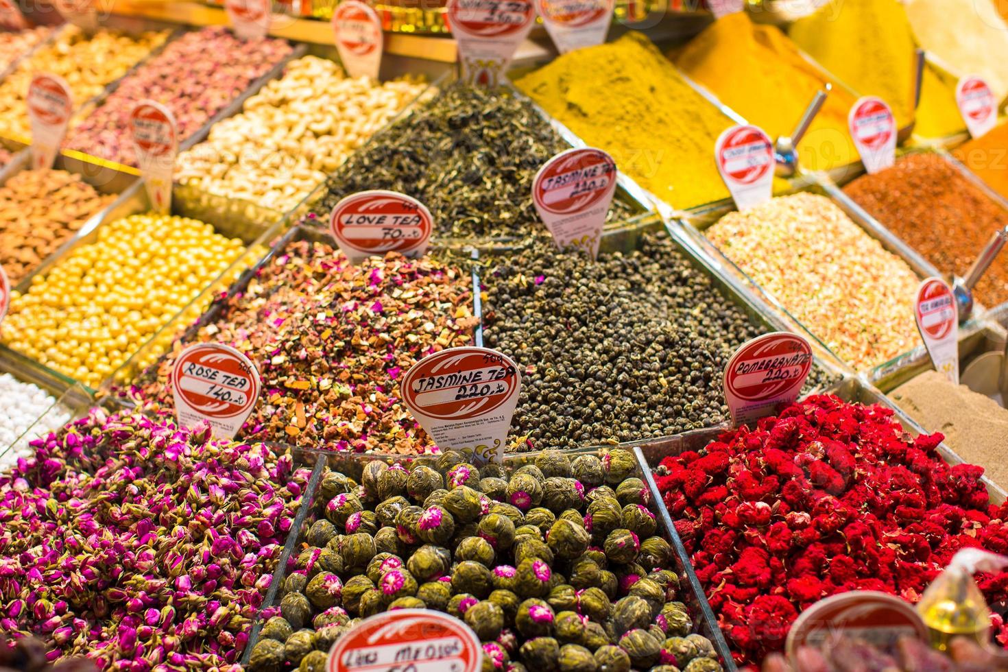 especias típicas y tés a la venta en los mercados turcos foto