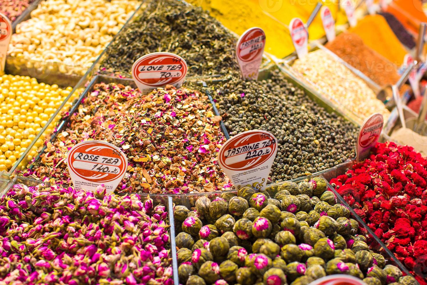 diferentes tipos de té y especias en el bazar egipcio en estambul foto