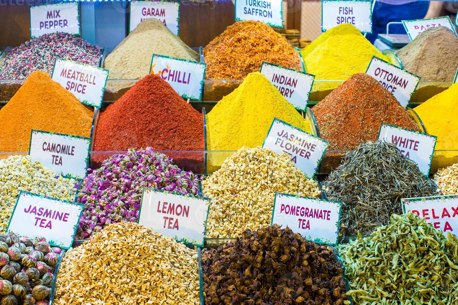 diferentes tipos de té y especias en el bazar egipcio en estambul foto